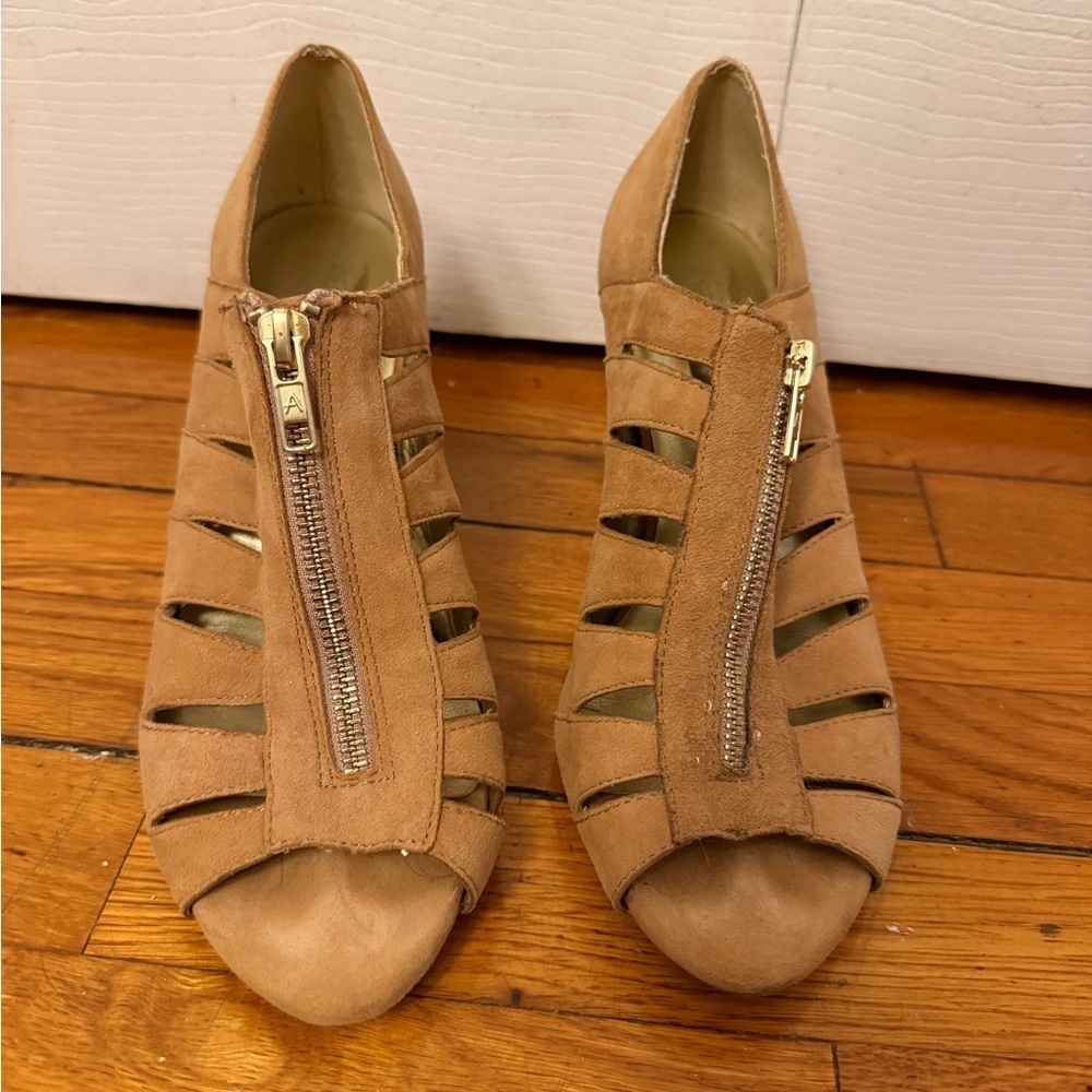 AEROSOLES Tan Mules with Zipper Accent 9